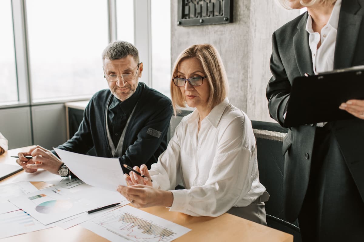 Image montrant un consultant en discussion avec un client dans un bureau moderne